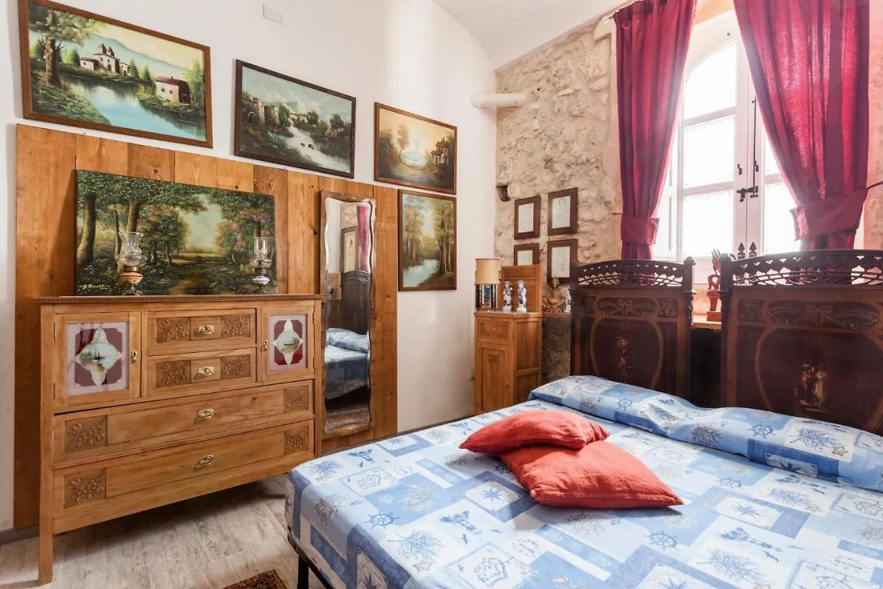 Gne U Pustu Sua Daire Siraküza İtalya